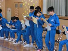 色紙をながめてにっこり