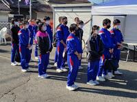 実行委員長のあいさつを聞くボランティア