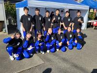 お揃いのTシャツで素敵な笑顔ですね