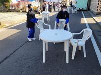 商店街の道路にイスとテーブルセット！