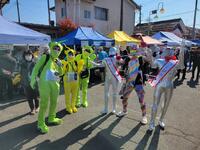 派手な宇宙人がハイ・ポーズ！