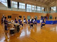 音楽部の演奏で入場する新入生