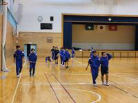 疲れ果て、ひざまずく生徒も&hellip;