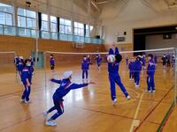 ボールに飛びつく小学生