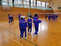 お互いのプレーを笑顔でたたえあう