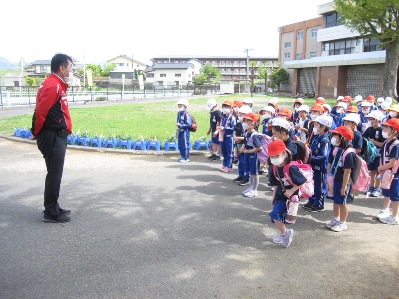 校長先生に「行ってきます。」のあいさつをして出発。