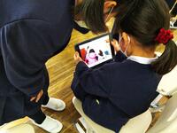 くつ並べのようすを動画で友だちに発表しました。