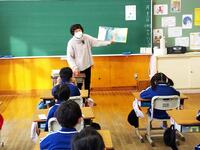 お話にじっと聞き入る子どもたち。