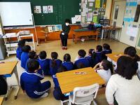 お話の世界に入り込む子どもたち。