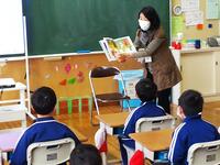 お話おばさんの読み聞かせに夢中です。