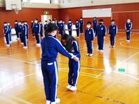 ６年生から５年生代表に指揮棒の移杖です。