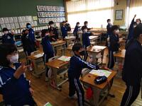 教室の大画面に写った６年生とジャンケンをしました。