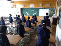 真剣な態度で式に参加した子どもたち。