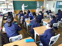 先生の話に耳を傾ける子どもたち。