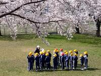 遊具の使い方のルールの話を聞いています。