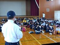 おまわりさんのお話を真剣に聞く子どもたちでした。