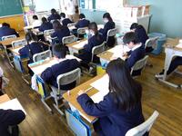 緊張感漂う４年生教室。