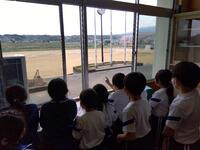 教室の窓からは桜吹雪が。