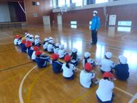 姿勢よく体育座りができました。