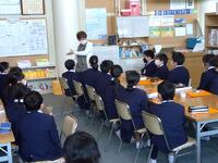 学校司書の先生から図書館の使い方について学びました。