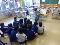 ２年２組での読み聞かせの様子です。