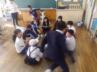 ハンカチ落としで遊んでいます。