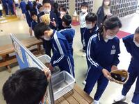 大谷選手からのグローブにすごい人だかりです。