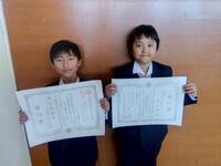 善行表彰を受けた２名。困っている人を助けました。