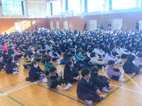 発表に耳を傾ける全校生。
