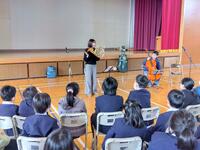 ホルンの音はくちびるをふるわせて出すんだよ。