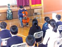 チェロのソロの演奏です。