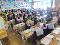 算数では時計の学習の様子を真剣に参観していました。