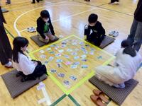 読み手の声に集中する子どもたち。