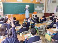 どんなおやつがいいのかなと考えて手を挙げています。