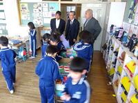 １年生の図工の授業参観のようす。