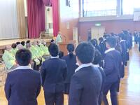 見守り隊の代表の方の挨拶を真剣に聞いていました。