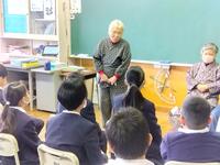 昔ながらの言葉で語られる民話に聞き入っていました。