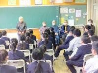 民話の会の５名の皆さん。