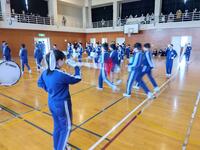 ５年生の演奏の中、６年生が退場して式が終わりました。