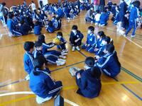 ふれあい班対抗ボール回しゲーム。