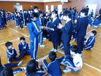 ６年生一人一人に感謝のメッセージが渡されました。