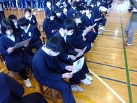 感謝のメッセージに見入る６年生。