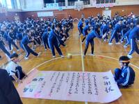 在校生全員でアイドルのダンスを送りました。