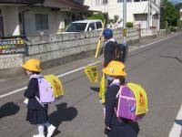 班長が安全に横断させます