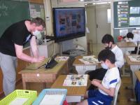 英語学習でもタブレットで動画を提示します