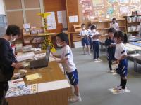 前の人と距離をとって並び、本を借ります