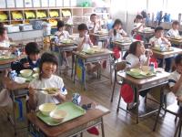 黙食でも顔はにこにこ、おいしい！