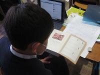 わからない漢字が出てくるとすぐ辞書で調べます