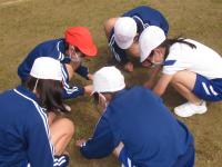 一心不乱に草をむしる６年女子