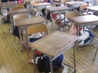 放送の指示で机の下にもぐる２年生